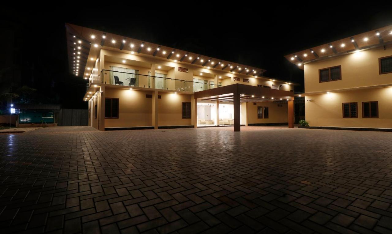 Treebo Grand Vistara Airport Suites Kochi Kültér fotó