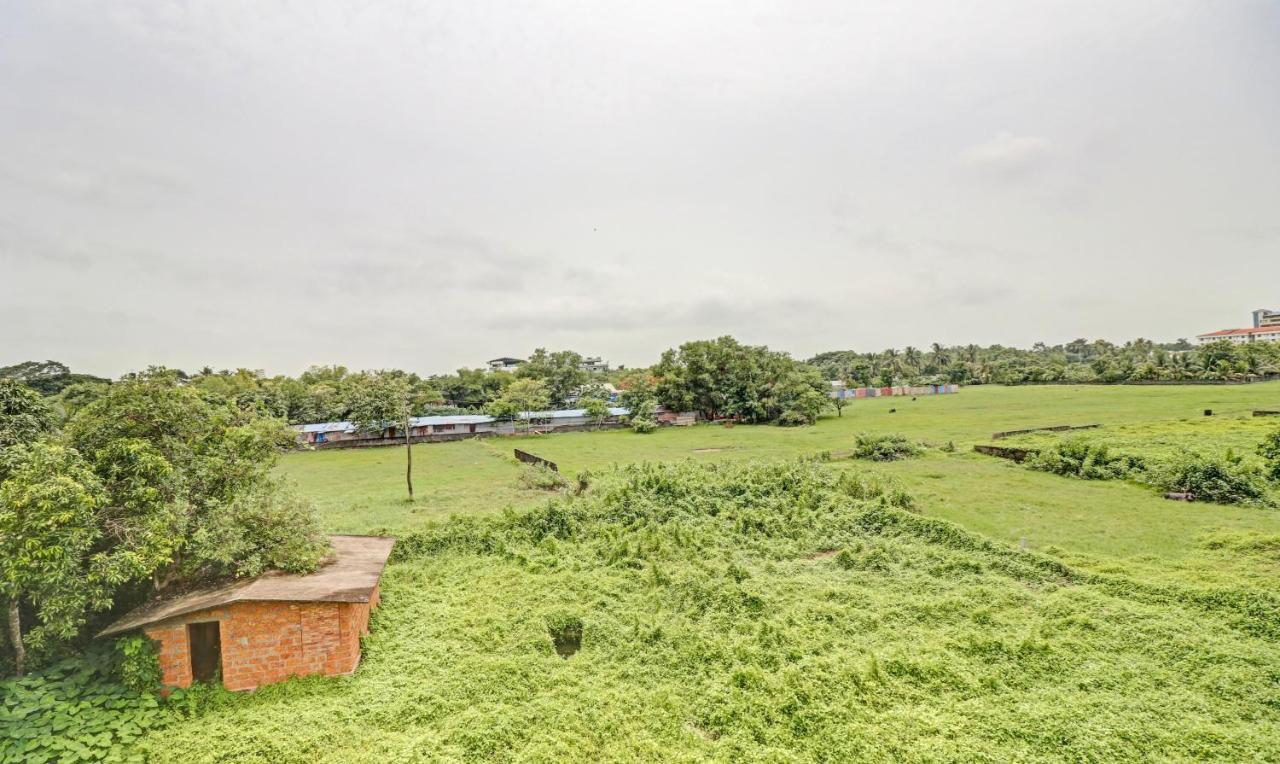 Treebo Grand Vistara Airport Suites Kochi Kültér fotó